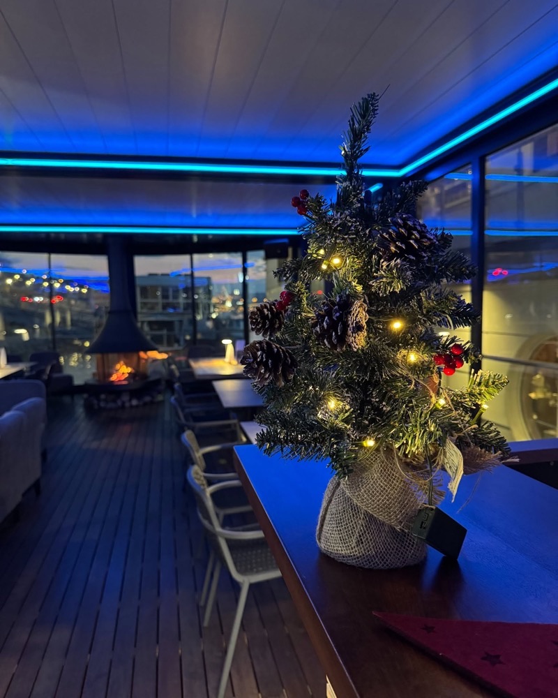 The pergola terrace with a Christmas tree and wood-burning fireplace